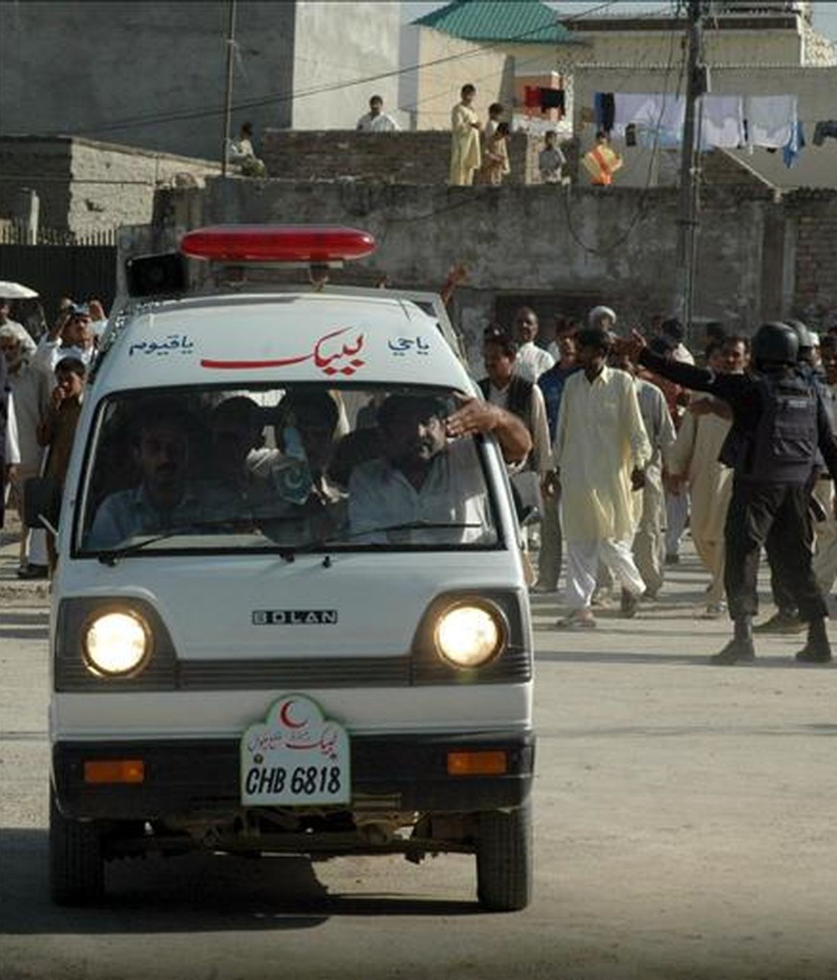 En la imagen, heridos transportados por una ambulancia tras un ataque suicida en Pakistán, el pasado 5 de abril. EFE/Archivo