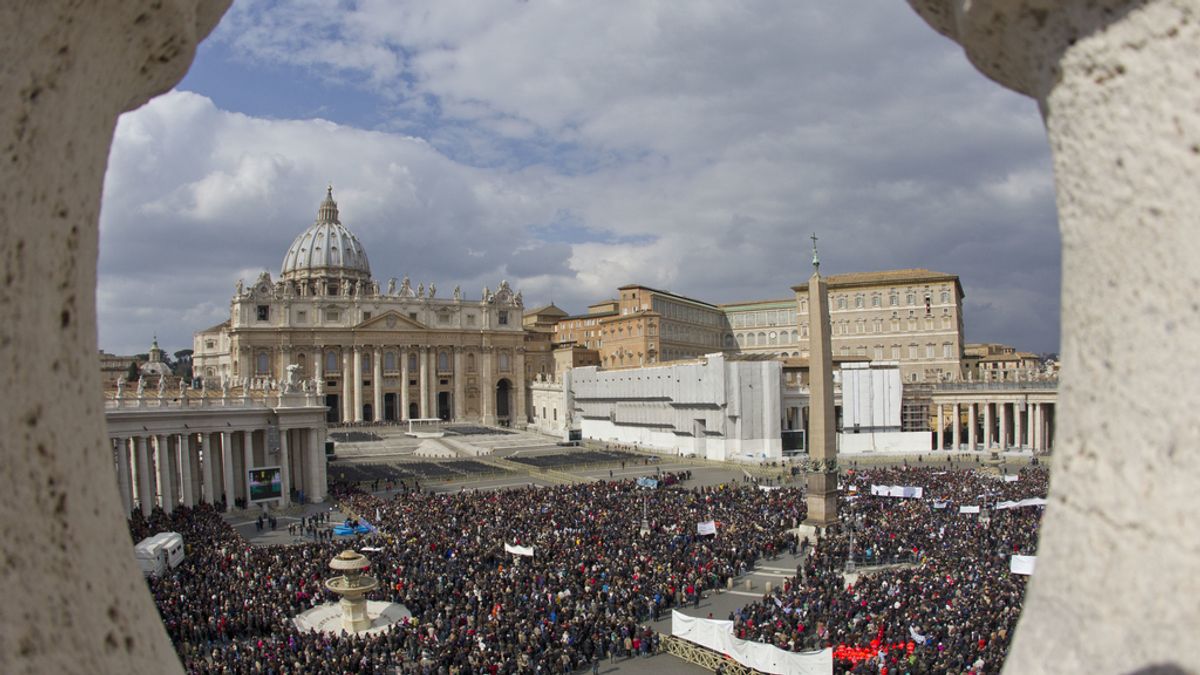 Cientos de personas asisten al último Ángelus de Benedicto XVI