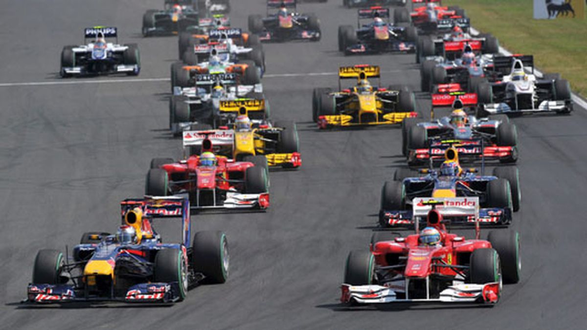 Gran carrera de Mark Webber, que aprovechó la salida del Safety Car para hacer un primer 'stint' más largo y adelantar a Alonso y Vettel. Foto: EFE