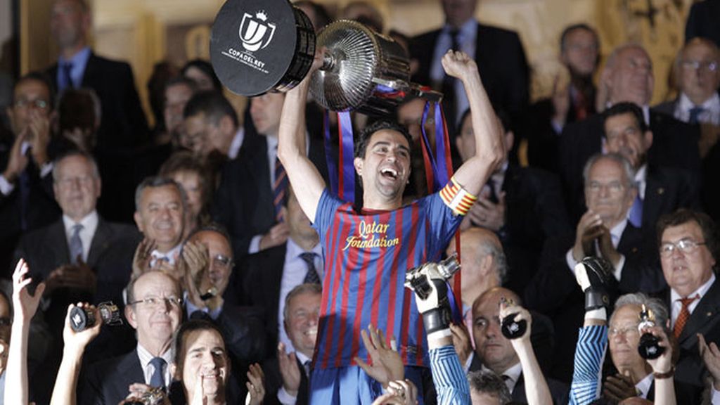 El jugador del FC Barcelona Xavi Hernández levanta el trofeo tras adjudicarse su equipo la final de la Copa del Rey