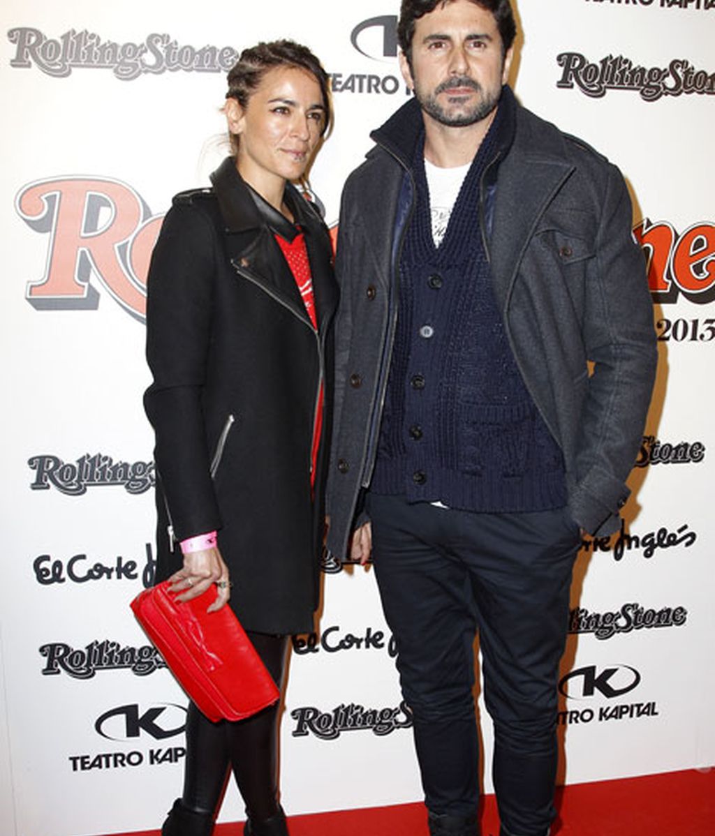 La cantante Bebe combinó negro con rojo