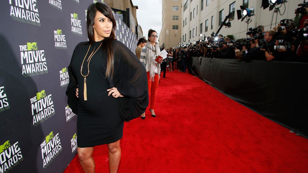Kim Kardashian luce un embarazo de 'cine'
