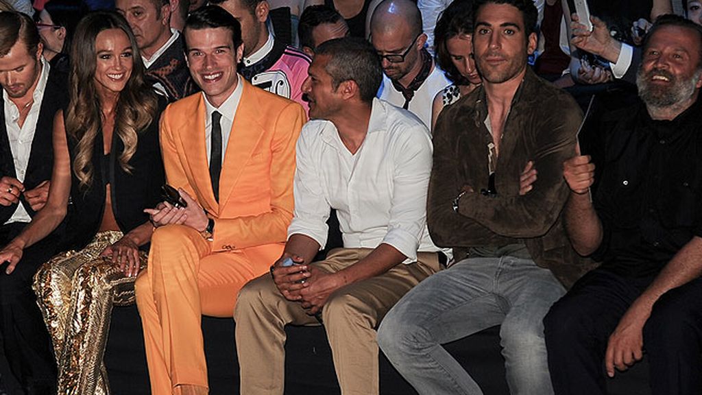 Miguel Ángel Silvestre, adicto a la moda de Milán en el desfile de Roberto Cavalli