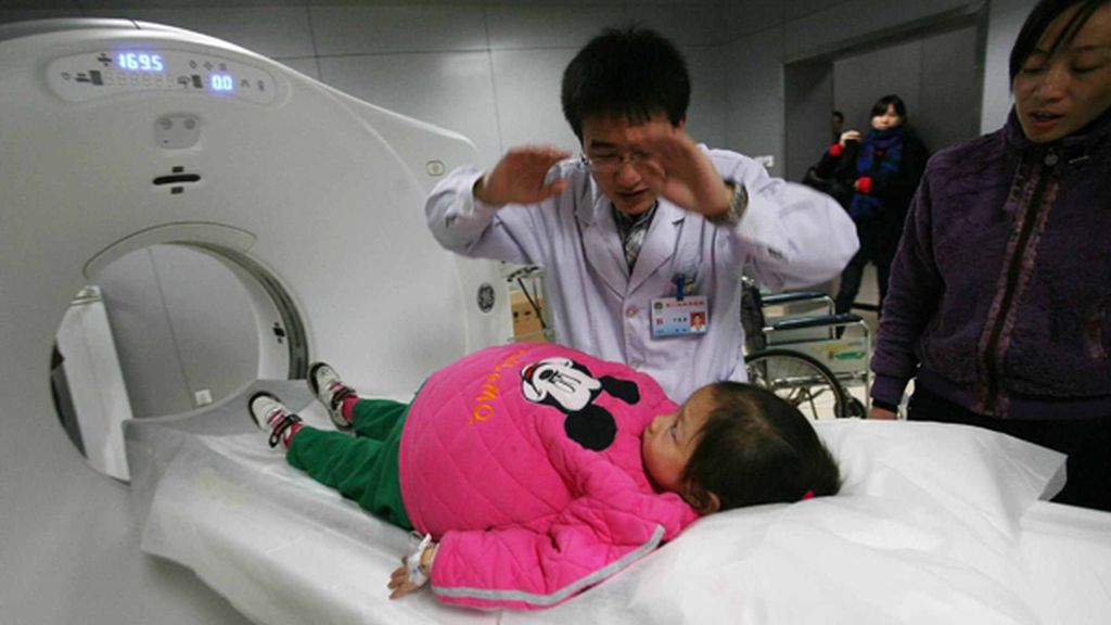 Padece una enfermedad que hincha su abdomen hasta límites extremos