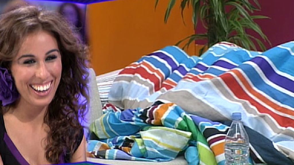 Las caras de Indhira viendo sus 'edredonings' en el plató