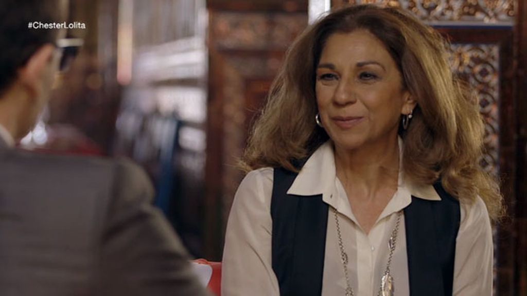 La artista se sienta en el chester