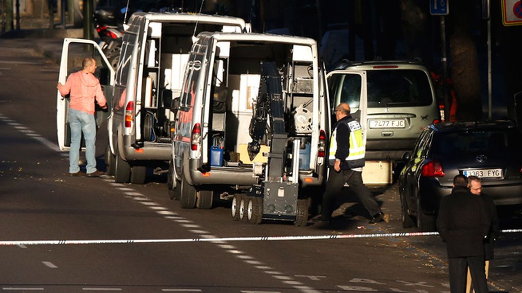 Un hombre estrella su coche contra la entrada principal