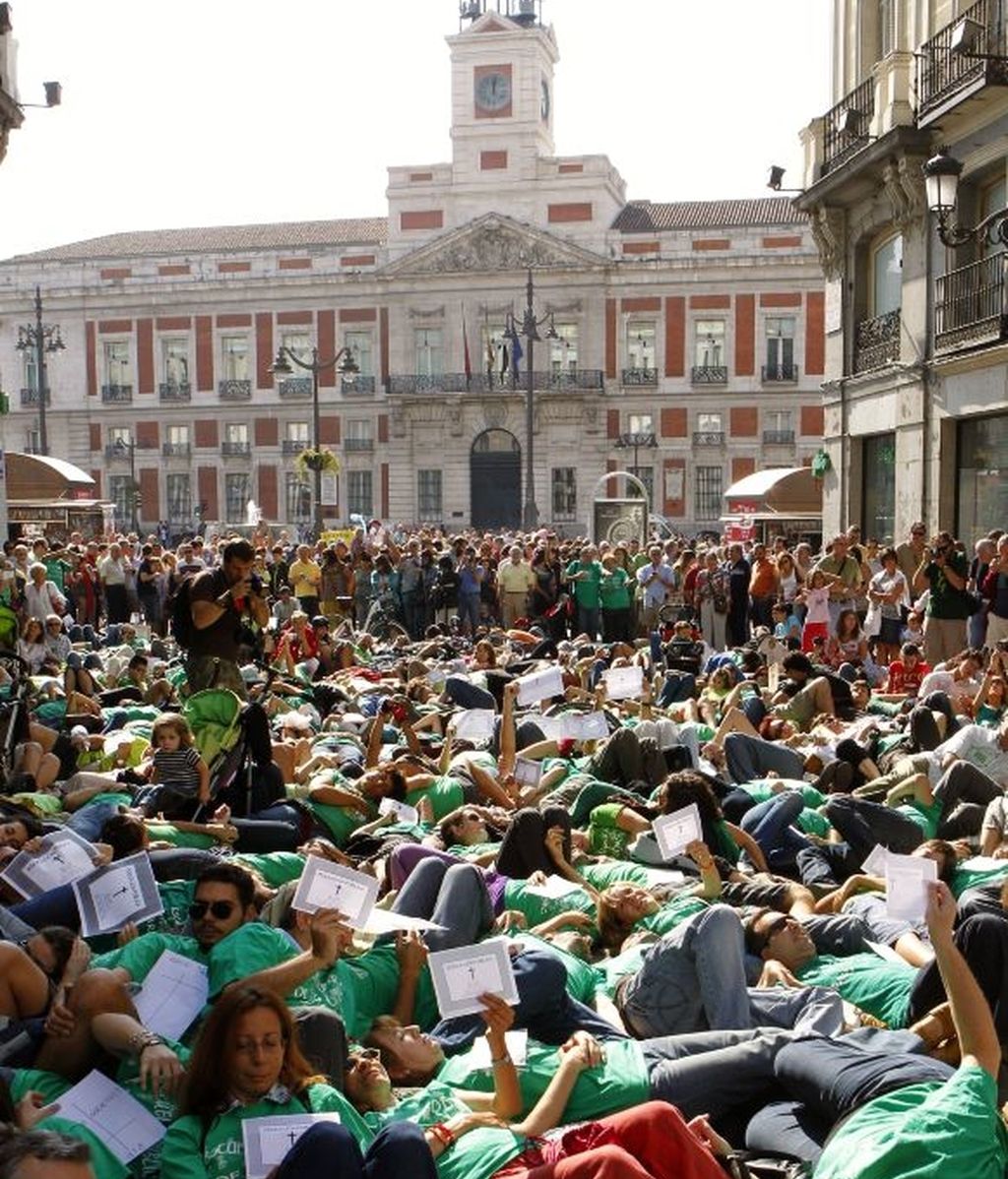 Los profesores delante del edificio de la Comunidad de Madrid. Foto: EFE