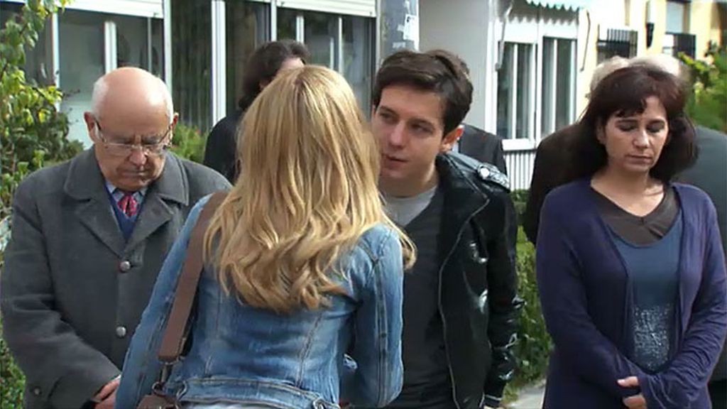 Carlota buscaba a su padre y encontró a su hermano