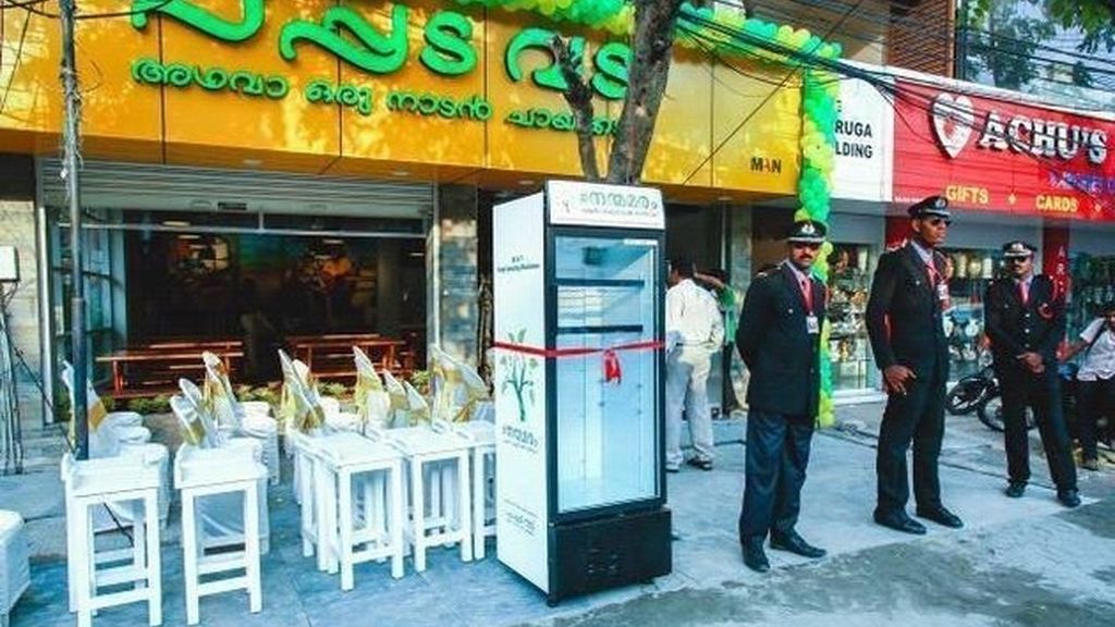 Pone una nevera en la calle para los necesitados