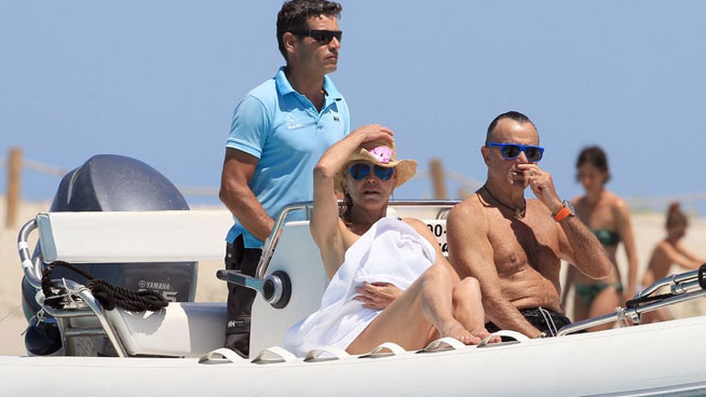 La Baronesa Thyssen, en la lancha camino a tierra ibicenza