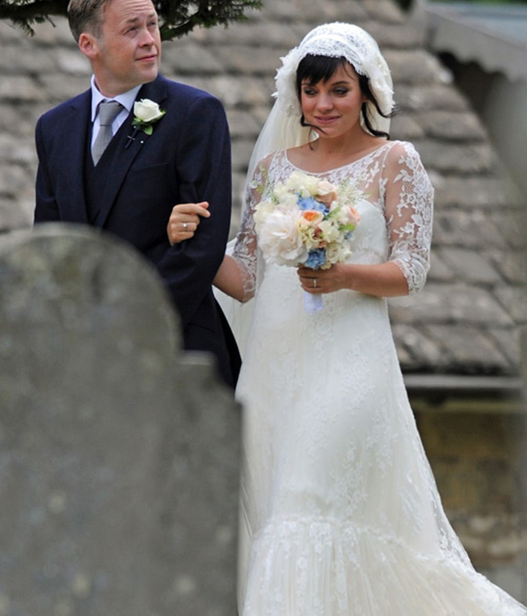 Lily Allen, boda con bombo en mitad del campo