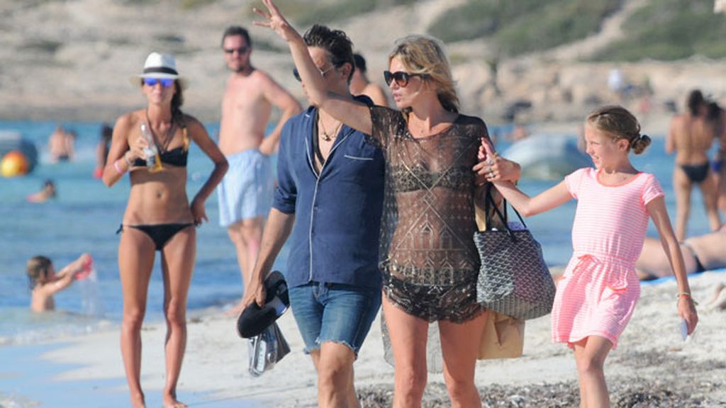 Kate Moss disfruta de sus vacaciones con su marido y con su hija