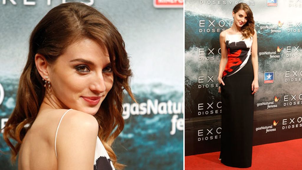 María Valverde escogió un vestido negro con detalles en rojo y blanco