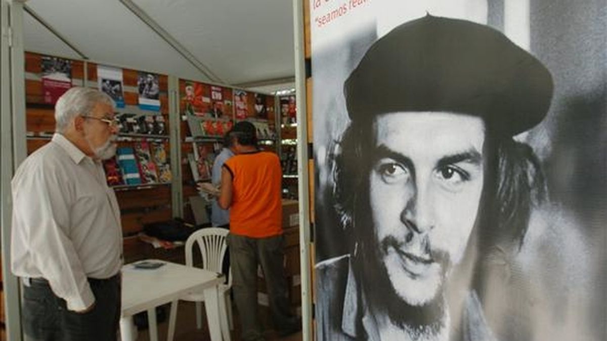 Un hombre asiste a la pasada edición de la Feria Internacional del Libro de Venezuela (Filven), inaugurada en Caracas. EFE/Archivo