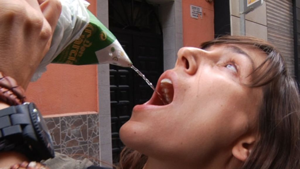 Bebiendo, como si de un botijo se tratase