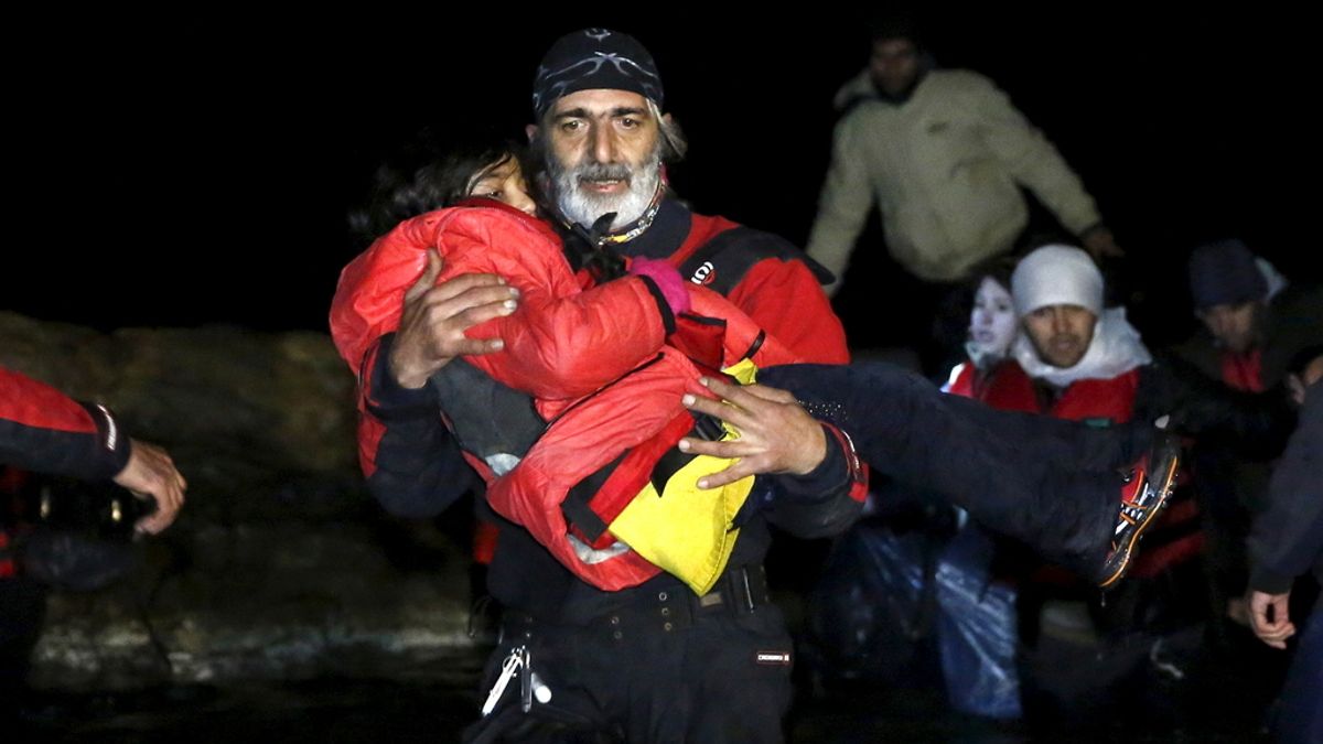 18 muertos, nueve de ellos niños, en un naufragio en Grecia