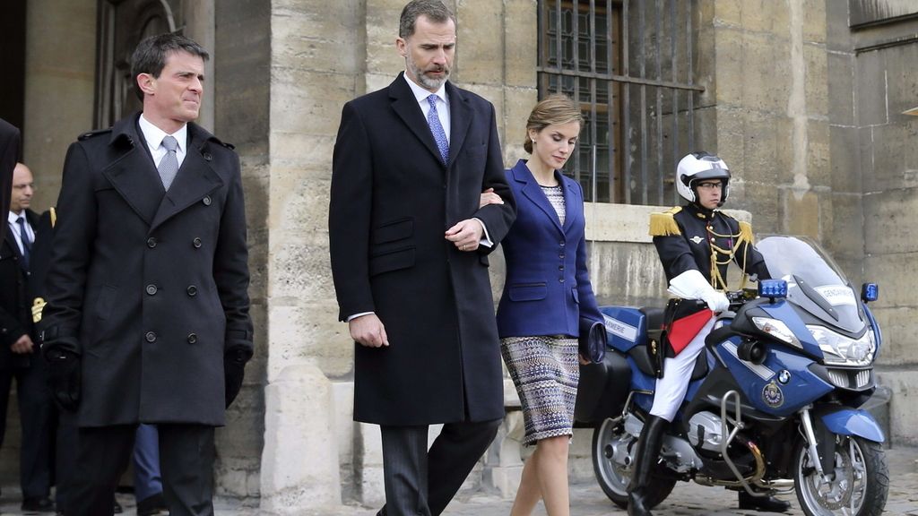 Manuel Valls y los Reyes en París tras conocerse el accidente aéreo