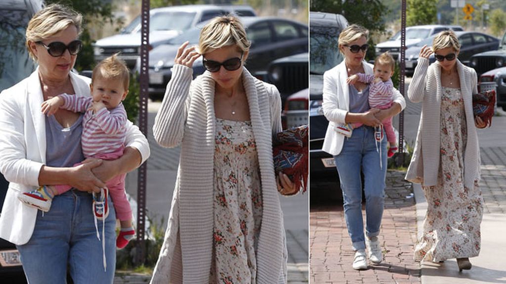 Elsa y su madre, mismo corte de pelo y gafas similares