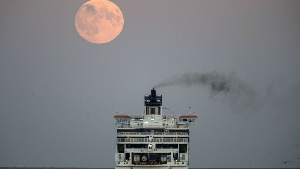 La luna vista desde un ferry que sale del puerto de Dover, al sur de Inglaterra