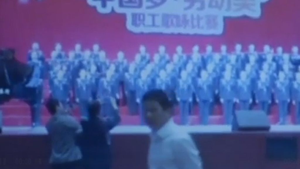 Un coro chino, instantes antes de que se hundiera el escenario