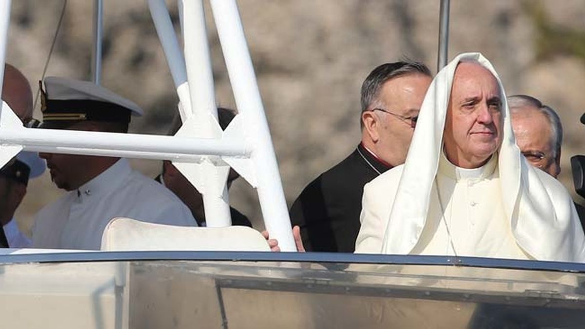 El Papa recuerda a los inmigrantes muertos en el mar en su visita a Lampedusa