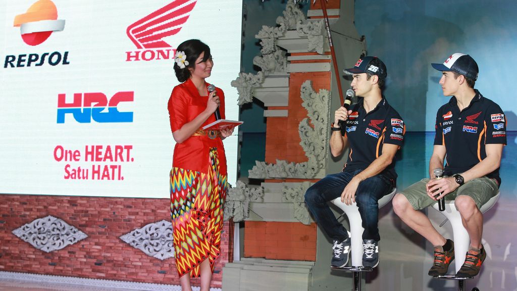 Márquez y Pedrosa presentan su nueva moto para 2015