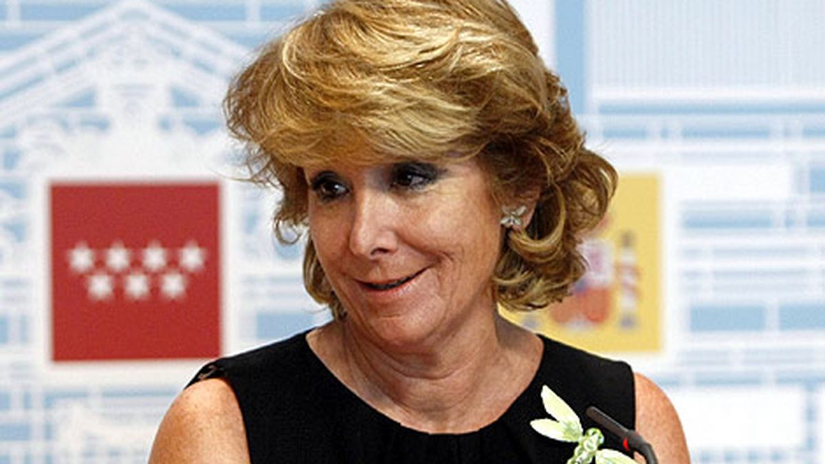 La presidenta de la Comunidad de Madrid ha pedido a los profesores de la enseñanza media sacrificios ante la situación de crisis.