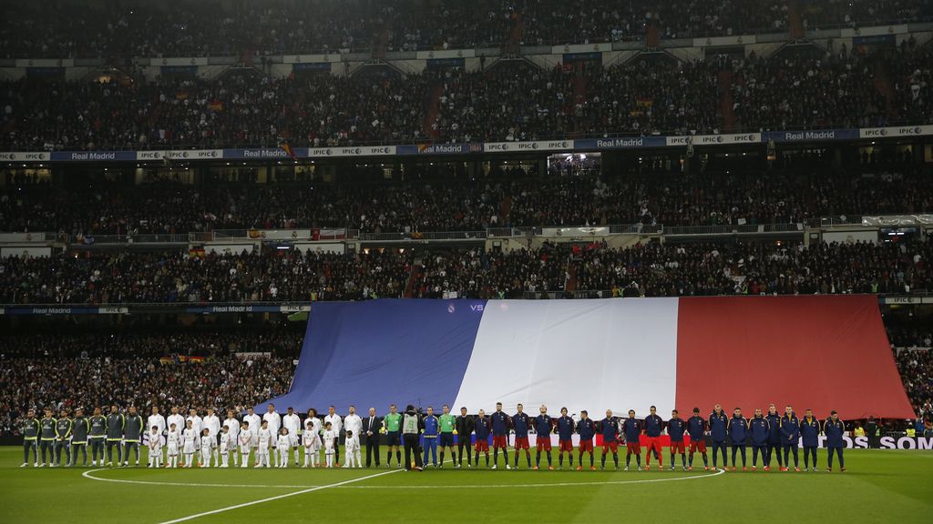 Minuto de silencio excepcional en el Santiago Bernabéu por los atentados de París