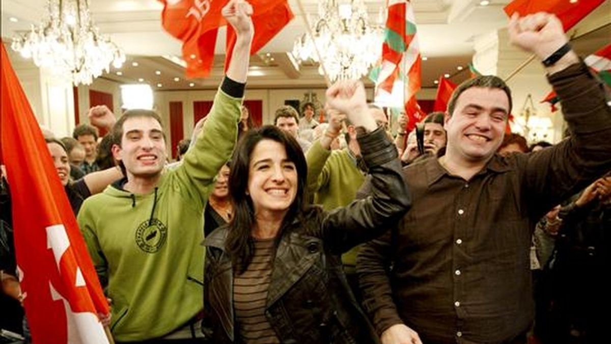 La candidata a lehendakari por Aralar, Aintzane Ezenarro (c), celebra los resultados electorales de su formación, que le han otorgado 4 escaños, en la campaña electoral vasca hoy en San Sebastián. EFE