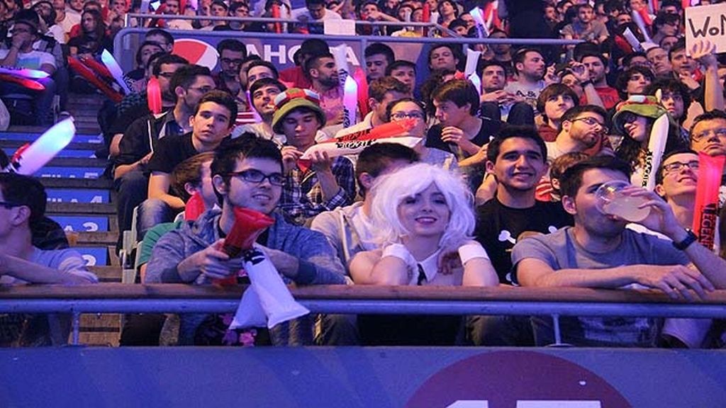 Miles de aficionados jalean a los equipos durante las finales de la 'LCS' en Madrid