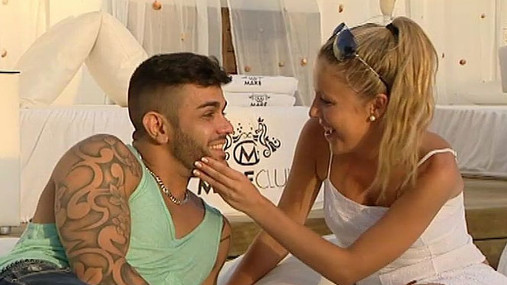 Javier conoce a sus chicas en la piscina (y en la cama)