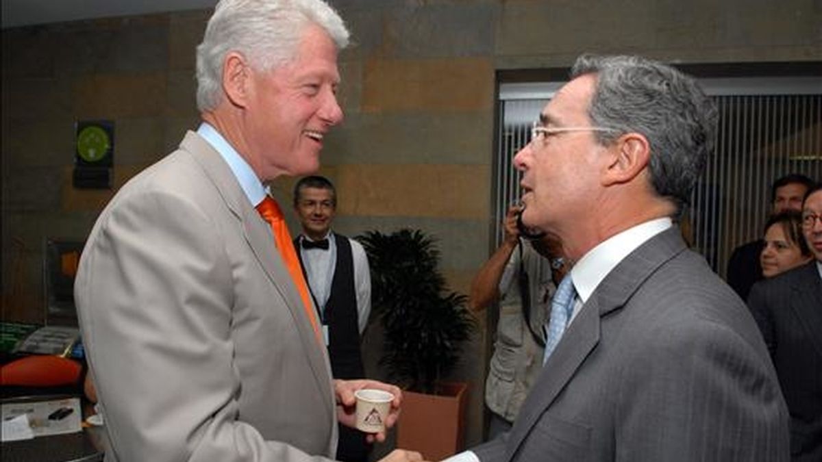 El presidente colombiano, Álvaro Uribe (d), habla con el ex presidente de EE.UU. Bill Clinton (i), durante la sesión de trabajo que realizó ayer en el marco de la 50 Asamblea del Banco Interamericano de Desarrollo (BID), que se celebra en Medellín (Colombia). EFE