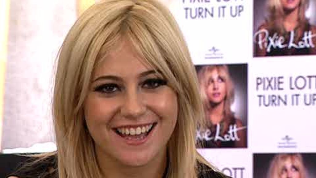 EXCLUSIVA: Pixie Lott saluda a los internautas de Puro Cuatro