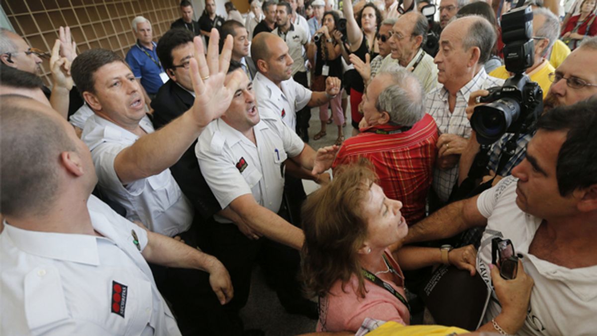 La Junta General de Bankia arranca entre protestas de preferentistas y trabajadores