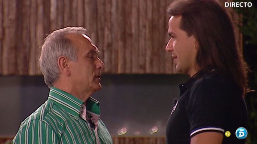 Pepe Flores abraza a su padre