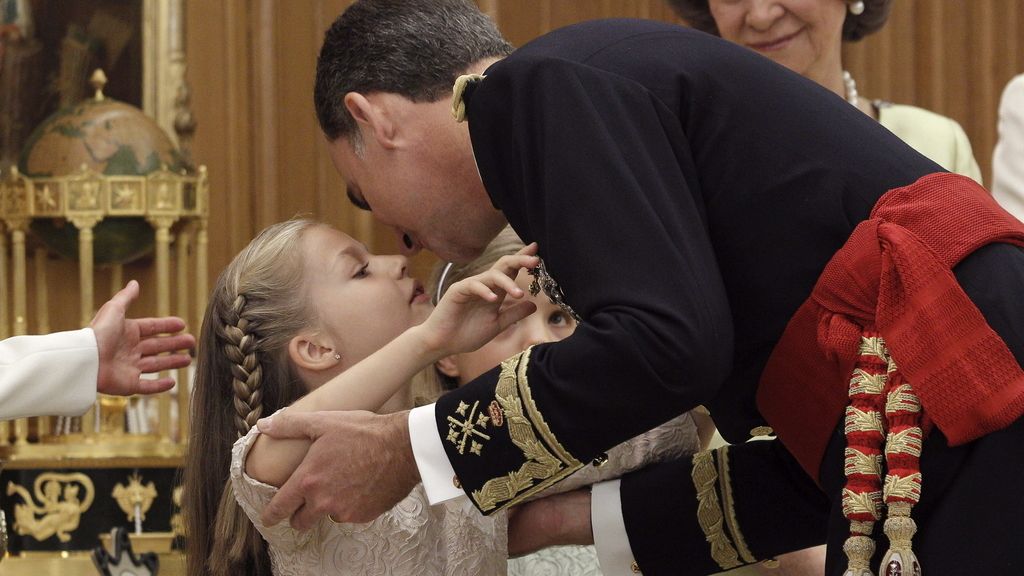 El rey Felipe VI besa a su hija y heredera, la princesa Leonor