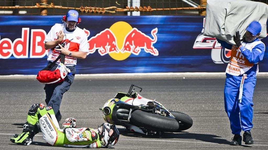 Héctor Barberá se duele en el asfalto de Indianápolis después de salir 'por orejas'