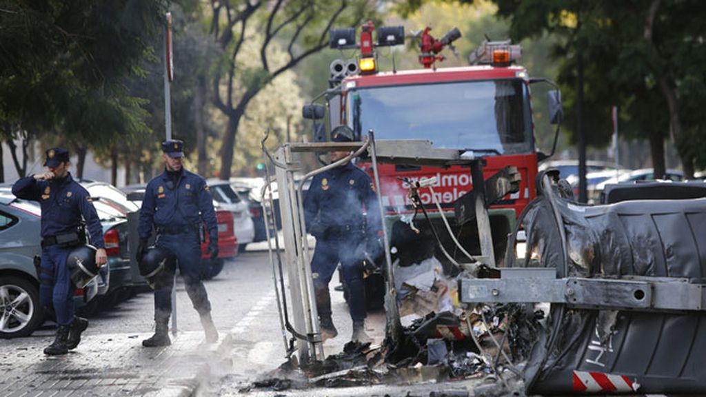 Contenedores quemados en Valencia