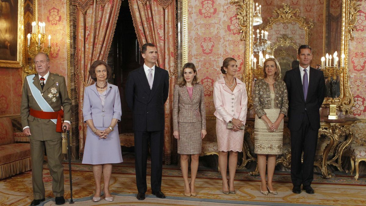 Los Reyes, los príncipes de Asturias, la infanta Elena y los duques de Palma, durante la recepción que los monarcas ofrecieron en el Palacio Real