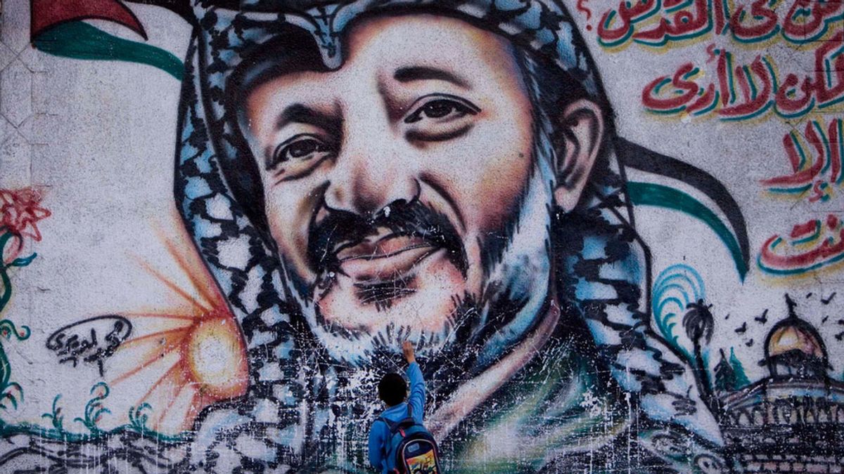 Un mural con el rostro de Yasir Arafat