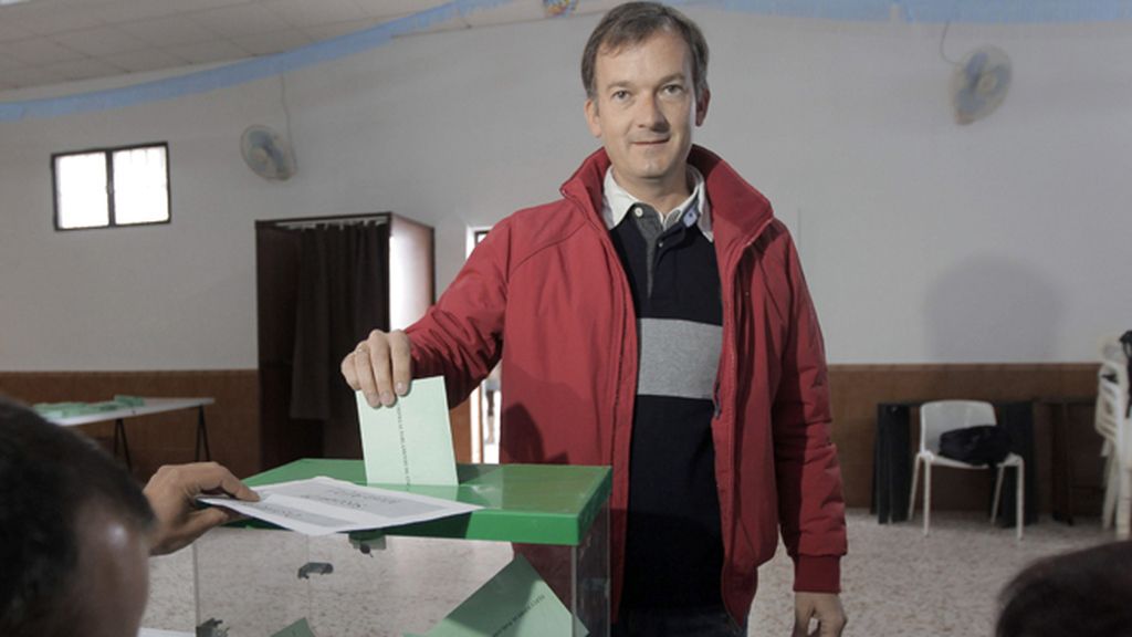 El candidato de UPyD, Martín de la Herrán, vota en Jeréz de la Frontera, Cádiz