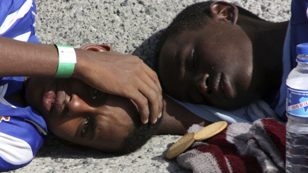 Cayuco en la playa del Duque, en Tenerife