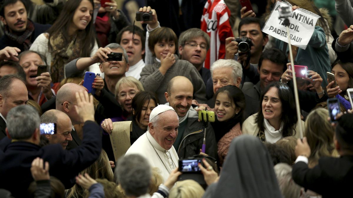 El Papa Francisco rodeado de jóvenes en la audiencia de los miércoles