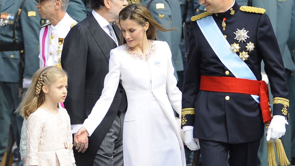 La nueva reina ha estado pendiente de sus hijas en todo momento