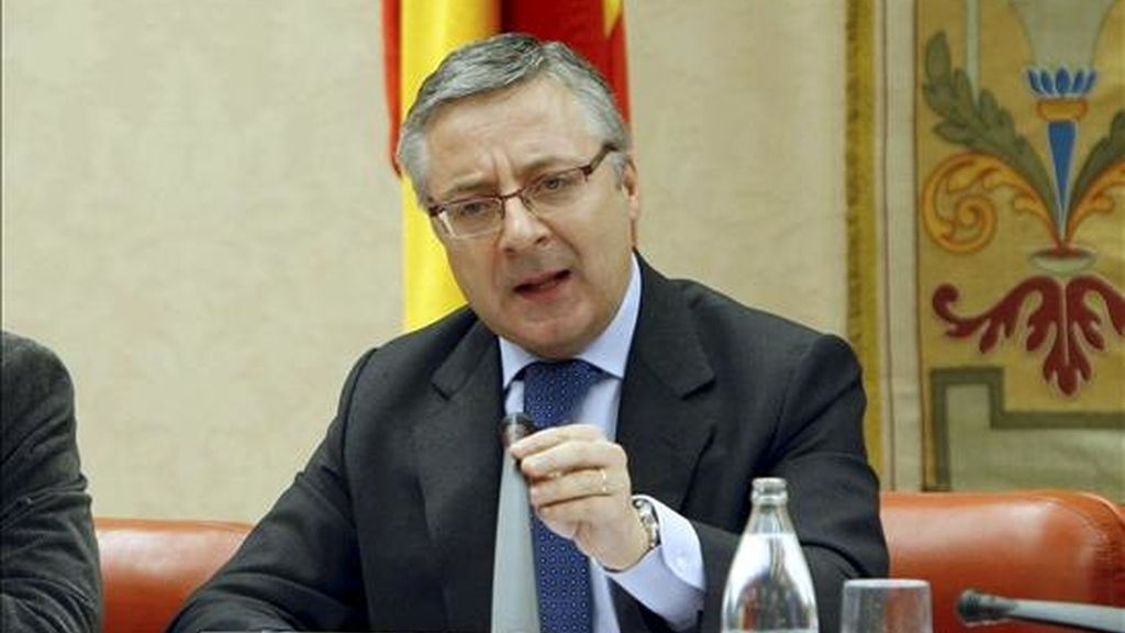 El ministro de Fomento, José Blanco, durante su comparecencia hoy en el Congreso para informar de las medidas que ha puesto en marcha el Gobierno para combatir los efectos de los últimos temporales. EFE El ministro de Fomento, José Blanco, durante su comparecencia hoy en el Congreso para informar de las medidas que ha puesto en marcha el Gobierno para combatir los efectos de los últimos temporales. EFE