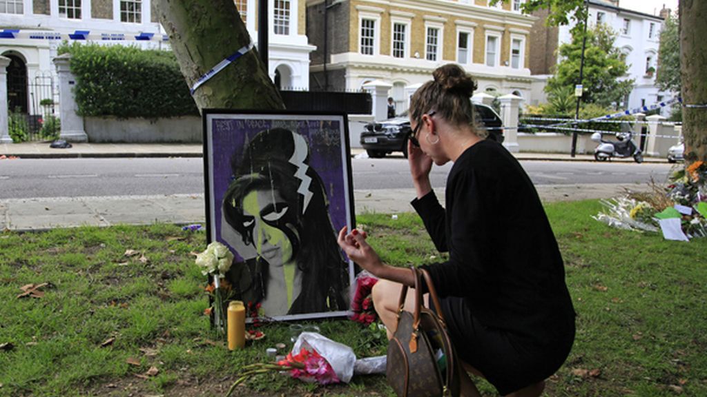 Velas, flores y mensajes para Amy Winehouse