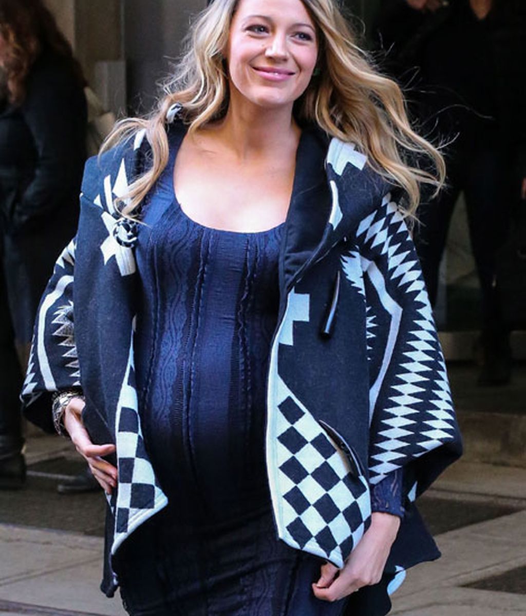 De gala, con abrigo étnico, con su chico, de blanco...