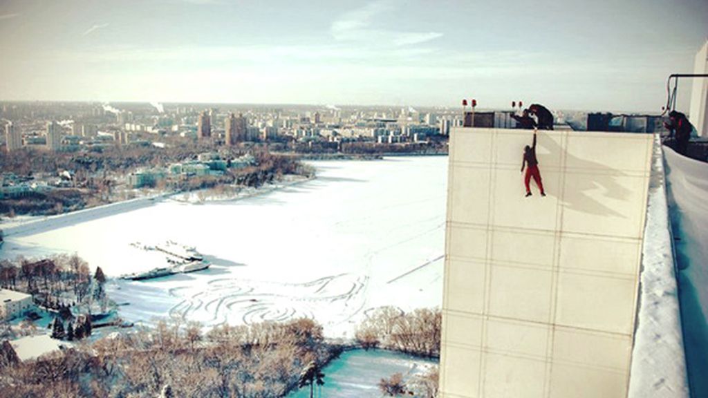 El Spiderman humano observa el mundo desde las alturas