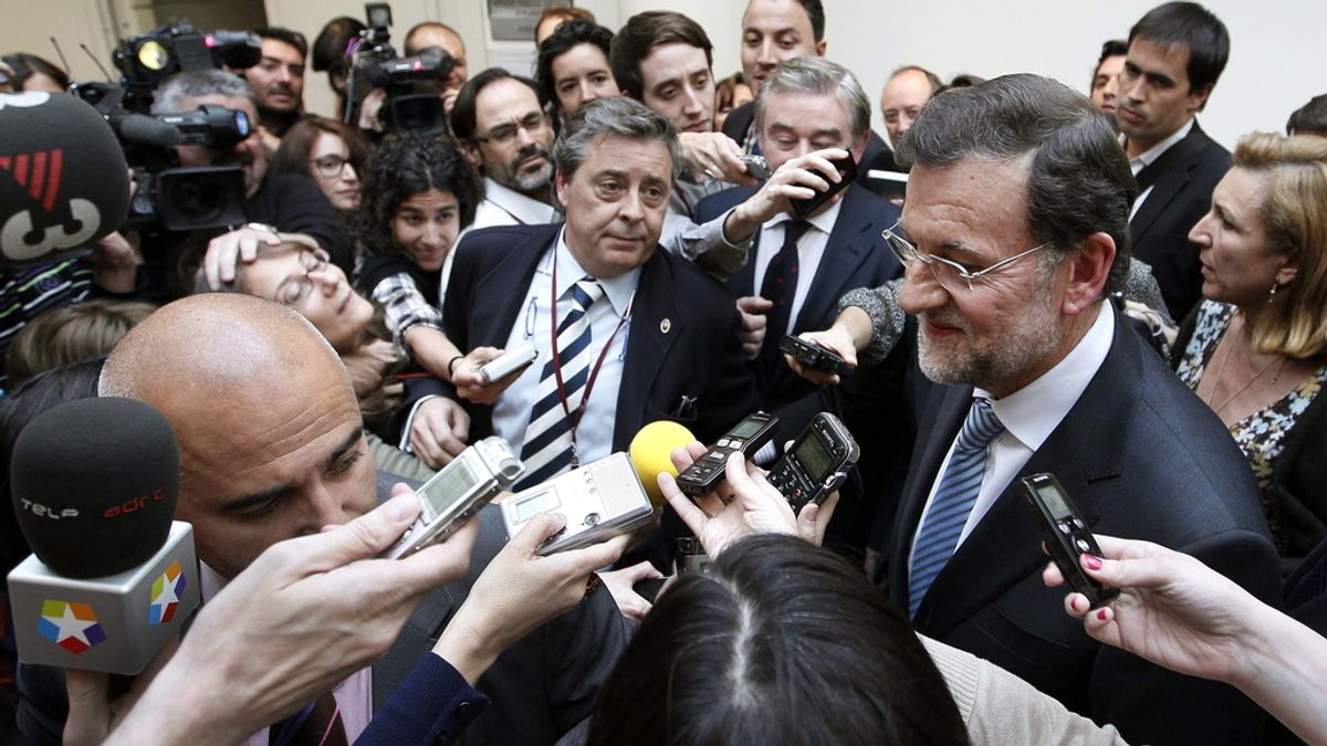 Mariano Rajoy rodeado de periodistas